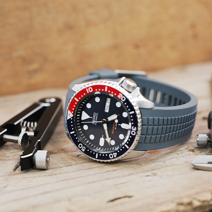 Seiko SKX009 Diver's 200m Automatic Watch